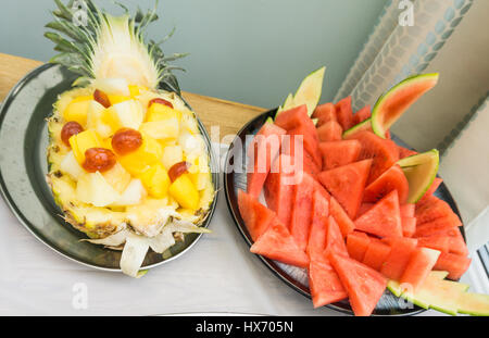 Wassermelone in Scheiben geschnitten und Ananas auf Platten angezeigt Stockfoto