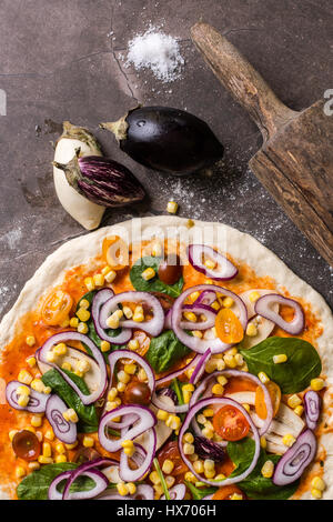 Rohen Pizzateig und Nudelholz mit Zutaten. Italienische Pizza Making Konzept. Stockfoto