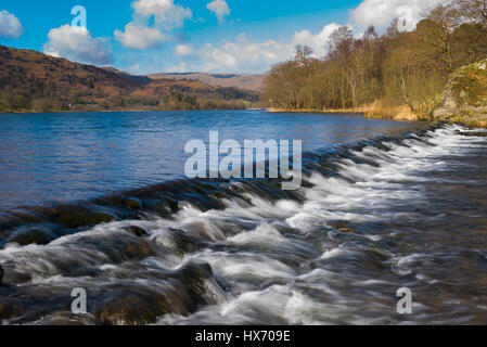 Das Wehr am Austritt des Grasmere in Cumbria Stockfoto