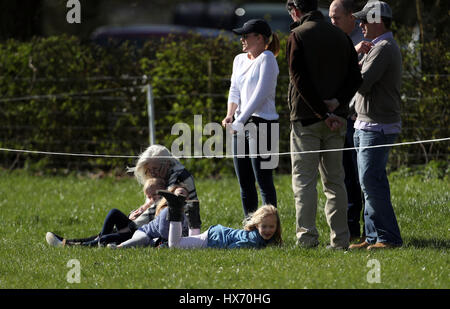 Herbst und Peter Phillips sehen Sie als ihre Tochter Savannah auf dem Rasen bei der Land Rover Gatcombe Horse Trials in Gloucestershire spielt. Stockfoto