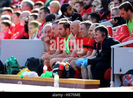 Liverpools John Aldridge (zweiter von links), Jason McAteer (Mitte) und Gary McAllister (zweiter von rechts) auf der Trainerbank während der Nächstenliebe an der Anfield Road, Liverpool passen. Stockfoto