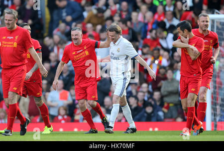 Liverpools John Aldridge (links) feiert mit Real Madrid Steve McManaman (rechts) nach seinem Team zweite Tor beim Benefizspiel an der Anfield Road, Liverpool. Stockfoto