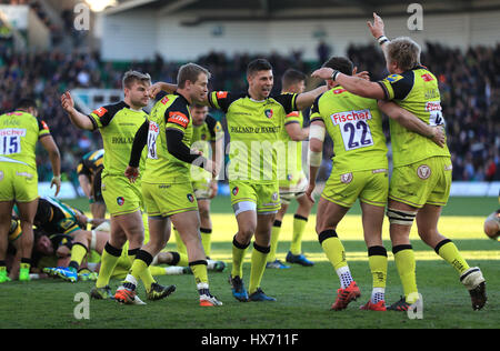 Leicester Tigers Spieler feiern Sieg auf dem Schlusspfiff während des Spiels der Aviva Premiership in Franklins Gardens, Northampton. Stockfoto