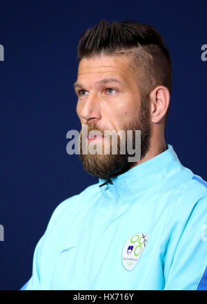 Slowenische Kapitän Bostjan Cesar während der Pressekonferenz im Hampden Park, Glasgow. Stockfoto