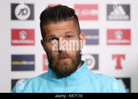 Slowenische Kapitän Bostjan Cesar während der Pressekonferenz im Hampden Park, Glasgow. Stockfoto