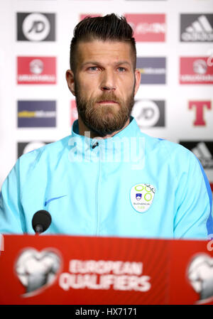 Slowenische Kapitän Bostjan Cesar während der Pressekonferenz im Hampden Park, Glasgow. Stockfoto