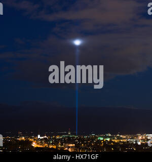 Peace Tower beleuchtet in der Nacht in die Wolken, Reykjavik, Island glänzend Stockfoto