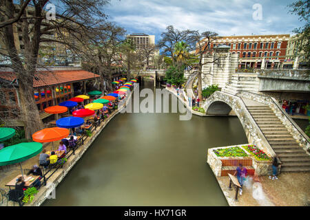 Teil der San Antonio Riverwalk mit Gebäuden und Restaurants entlang des Flusses Stockfoto