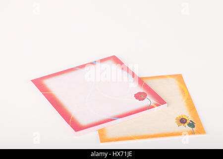 Bunte Haftnotizen auf einer weißen Oberfläche. Klebezettel isoliert auf weißem Hintergrund. Stockfoto