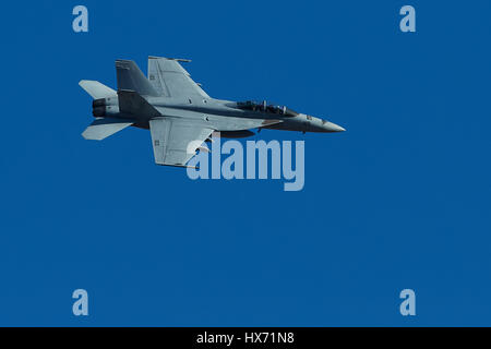 Vereinigte Staaten Marine F/A-18F, Super Hornet an die USS Carl Vinson Carrier Air Wing befestigt. Stockfoto