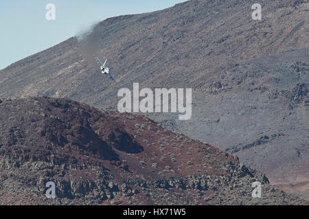 Vereinigte Staaten Marine F/A-18 Super Hornet auf niedrigem Niveau durch eine Wüste Schlucht fliegen. Stockfoto