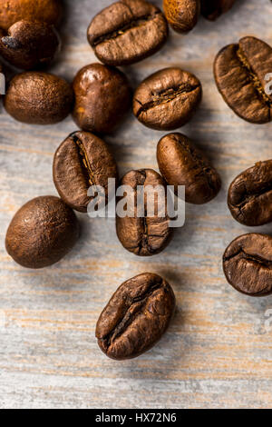 Geröstete Kaffeebohnen auf lackierten Holzplatte Stockfoto