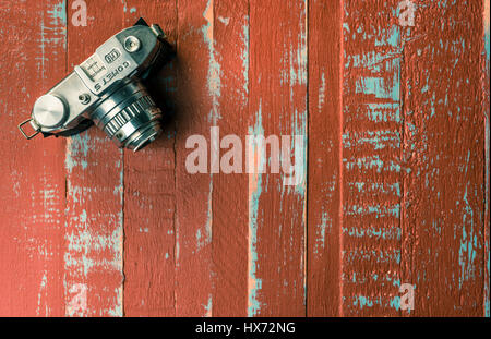 Bencini Comet S, 127 Rollfilm-Kamera, c1950 auf gemalten blauen und roten Holzbrettern Stockfoto