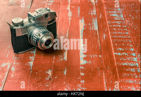 Bencini Comet S, 127 Rollfilm-Kamera, c1950 auf gemalten blauen und roten Holzbrettern Stockfoto