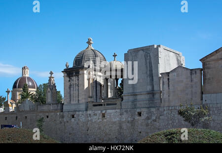 PALMA DE MALLORCA, Spanien - 23. März 2017: Palma Friedhof Kreuze, Kapelle und Kirche am 23. März 2017 in Palma, Mallorca, Spanien. Stockfoto