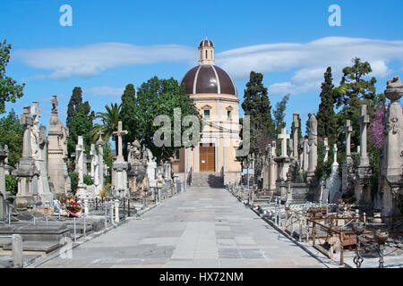 PALMA DE MALLORCA, Spanien - 23. März 2017: Tanatori Sohn Valenti Palma Friedhof Kirchengebäude mit Kuppel und Grab Kreuze am 23. März 2017 in Palm Stockfoto