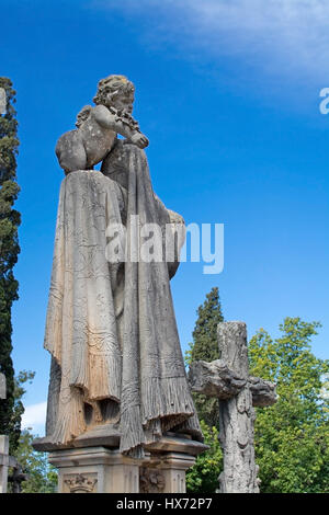 PALMA DE MALLORCA, Spanien - 23. März 2017: Tanatori Sohn Valenti Palma sonnenbeschienenen Friedhof Engel Skulptur und blauer Himmel am 23. März 2017 in Palma, Mallorc Stockfoto