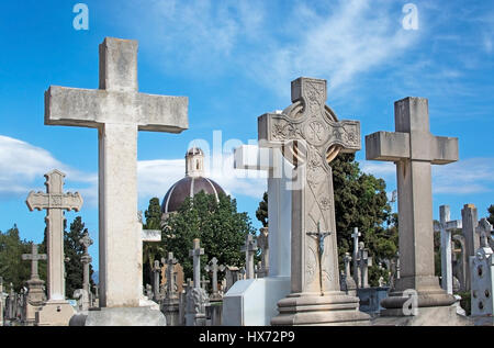 PALMA DE MALLORCA, Spanien - 23. März 2017: Tanatori Sohn Valenti Palma Friedhof Grabstein kreuzt und Kirche Kuppel am 23. März 2017 in Palma, Mallorc Stockfoto