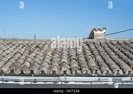 Grunge gefliesten Dach und Schornstein Detail mit Charakter und Charme gegen blauen Himmel in Palma, Mallorca, Spanien. Stockfoto
