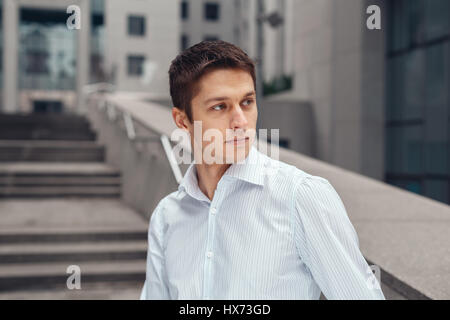 Coole Geschäftsmann stützte sich auf städtischen Wand im freien Stockfoto