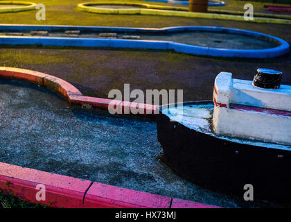 Schiffsmodell in Camden Sozialsiedlung Minigolf Spielplatz Stockfoto