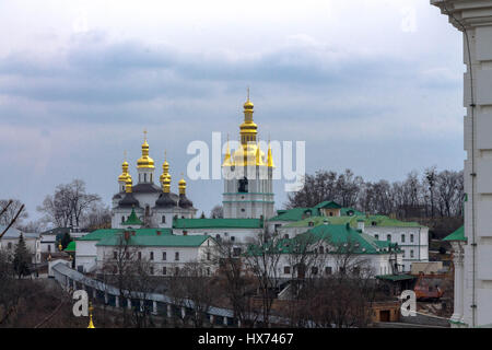 Kiewer Höhlenkloster Lawra. Geheimnisvolle Wolken über dem Kloster. Kloster. Kiew. Ukraine. Stockfoto