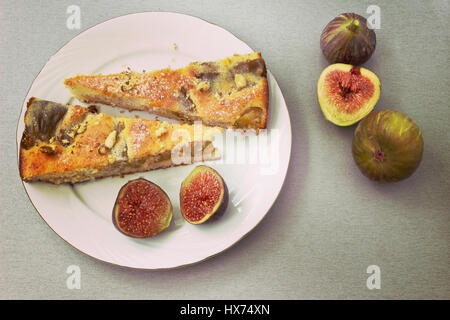 Kuchen mit frischen Feigen, mit zerkleinerten Nüssen bestreut und serviert Stockfoto