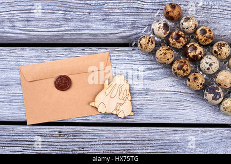 Versiegelte Brief und Sperrholz Hasen. Stockfoto