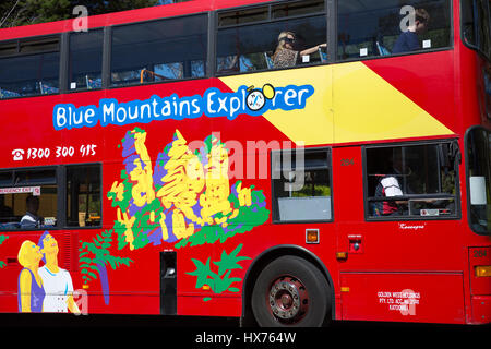 Blue Mountains-Explorer-Doppeldecker-Bus fahren Besucher rund um die wichtigsten Sehenswürdigkeiten in den Blue Mountains, New South Wales, Australien Stockfoto