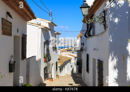 Typische Straße in der Altstadt von Altea, Altea, Costa Blanca, Spanien Stockfoto