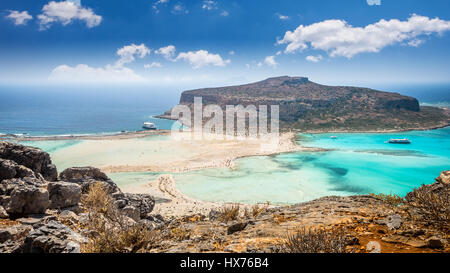 Balos Lagune auf der Insel Kreta, Griechenland. Touristen entspannen und Baden im kristallklaren Wasser von Balos Beach. Stockfoto