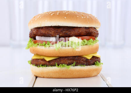 Doppelter Burger Hamburger frische Tomaten Salat Käse Zwiebel Stockfoto