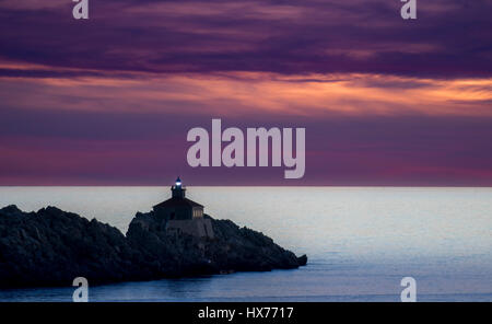 Leuchtturm bei Sonnenuntergang auf der Insel Grebeni, Dubrovnik, Kroatien, Blick von der Halbinsel Lapad Stockfoto