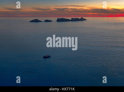 Leuchtturm bei Sonnenuntergang auf der Insel Grebeni, Dubrovnik, Kroatien, Blick von der Halbinsel Lapad Stockfoto