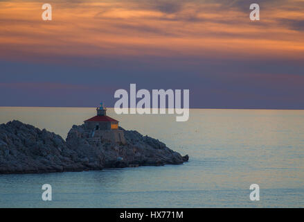 Leuchtturm bei Sonnenuntergang auf der Insel Grebeni, Dubrovnik, Kroatien, Blick von der Halbinsel Lapad Stockfoto