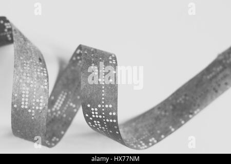 Streifen von alten gestanzt Band auf weiße Fläche Stockfoto