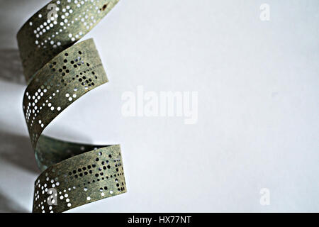 Streifen von alten gestanzt Band auf weiße Fläche Stockfoto