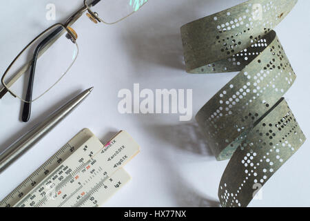 Streifen von alten gestanzt Band auf weiße Fläche Stockfoto