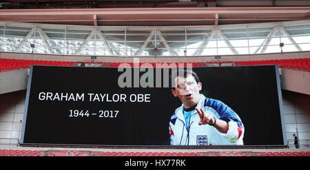 Eine Hommage an ehemalige England Manager Graham Taylor vor dem WM-Qualifikation-Spiel im Wembley-Stadion, London. Stockfoto