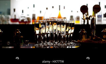 Catering-Service. Gläser mit Wein in Zeile Hintergrund auf Restaurant-party Stockfoto
