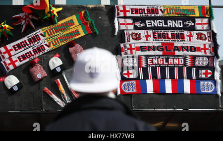 Ware für den Verkauf vor dem WM-Qualifikation-Spiel im Wembley-Stadion, London. Stockfoto