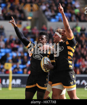 Wespen Christian Wade (links) und Kurtley Beale feiern scoring einen Versuch während der Aviva Premiership-Match bei der Ricoh Arena in Coventry. Stockfoto