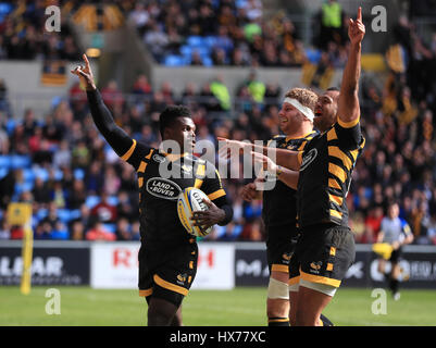 Wespen Christian Wade (links) und Kurtley Beale feiern scoring einen Versuch während der Aviva Premiership-Match bei der Ricoh Arena in Coventry. Stockfoto