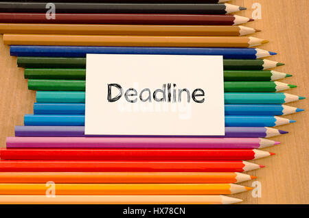 Leeres weißes Papier und Buntstift auf hölzernen Hintergrund Stockfoto