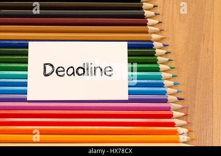 Leeres weißes Papier und Buntstift auf hölzernen Hintergrund Stockfoto