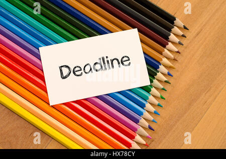 Leeres weißes Papier und Buntstift auf hölzernen Hintergrund Stockfoto