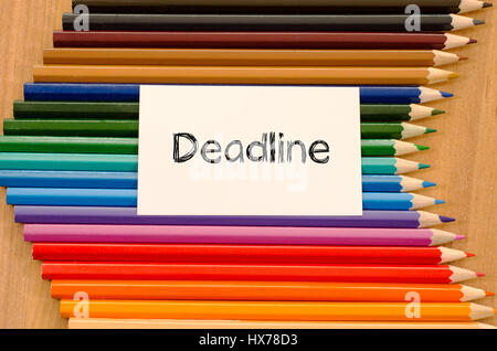 Leeres weißes Papier und Buntstift auf hölzernen Hintergrund Stockfoto