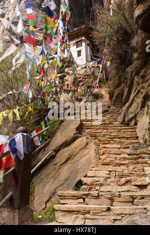 Der Tiger Nest Kloster oder Taktsang Goemba, befindet sich das Himalayan Bhuddist Kloster thront auf steilen Klippen 900 Meter über dem Boden von Paro Valle Stockfoto