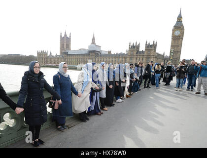 Eine Gruppe von Frauen, einige mit ihren Töchtern, Link-Hände auf Westminster Bridge im Zentrum von London in einem Akt der Solidarität von Frauen März-London zu Ehren der Opfer des Terroranschlags Westminster organisiert. Stockfoto