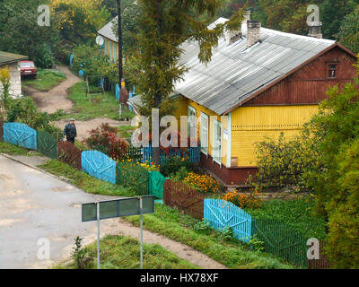 Ein traditionelles russisches Haus, gefertigt aus Holz oder Holz und mit Nalichniki, schickes dekoratives Holz schneiden, um die Fenster.  In der Regel gibt es drei gewinnen Stockfoto